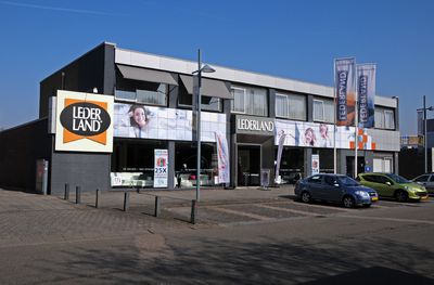 809474 Gezicht op het pand van meubelwinkel Lederland (Zeelantlaan 13) te Utrecht.